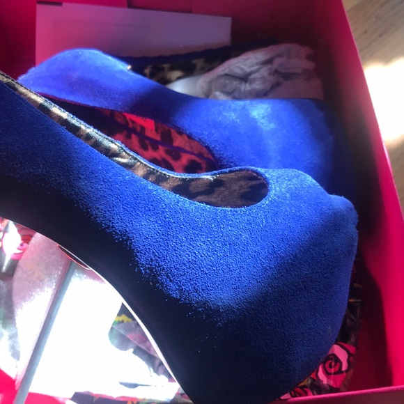 Shoes - Picture 2 of 8